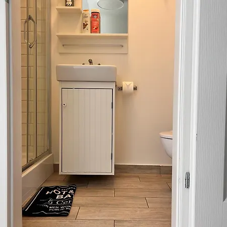 Hytte Amber Economy House & *