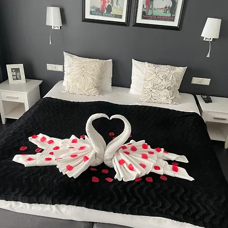 Lodge Amber Economy House & *