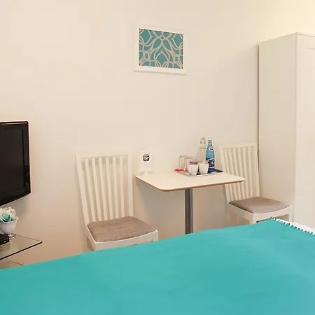 Amber Economy House & Hytte