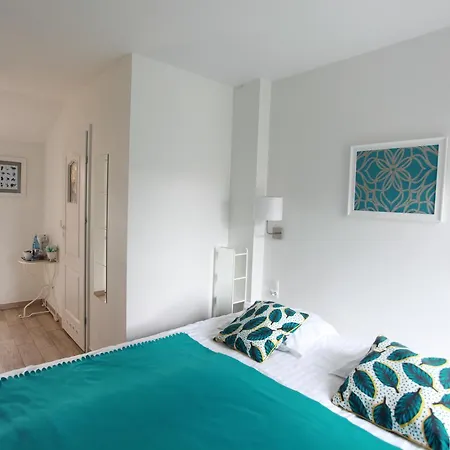 Lodge Amber Economy House & *